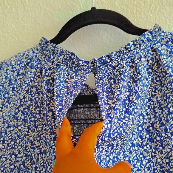 Old Navy Plus Size 4x Blue Yellow Floral Peephole Flutter Sleeve Top Blouse NEW - Picture 8 of 8